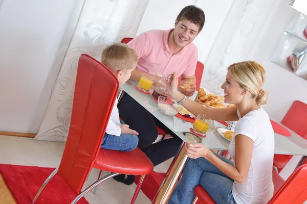 La familia tiene un desayuno saludable en casa — Foto de Stock