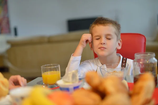Fiú van egészséges reggeli otthon — Stock Fotó