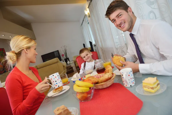 Familjen har hälsosam frukost hemma — Stockfoto