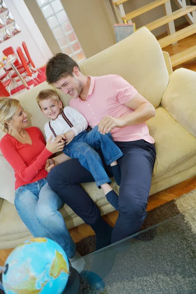 Família se divertir com globo — Fotografia de Stock