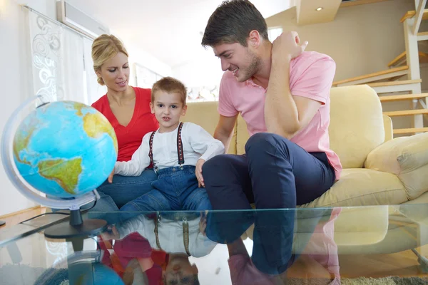 Familie plezier met globe — Stockfoto