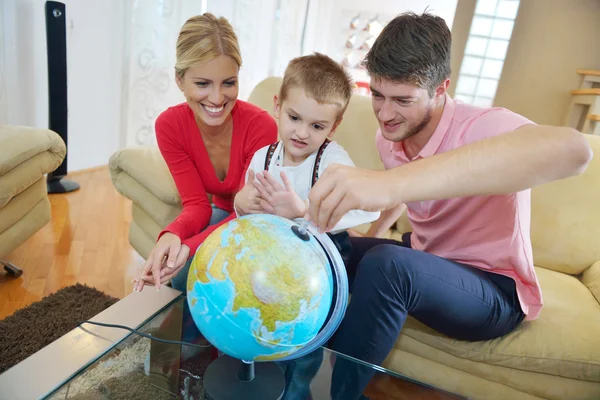 Familjen ha roligt med globe — Stockfoto