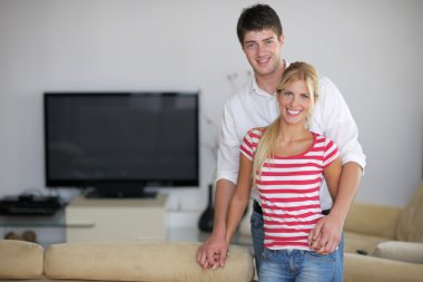 evde TV izlerken rahat genç Çift