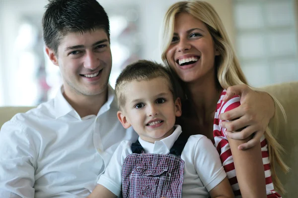 Familie zu Hause — Stockfoto