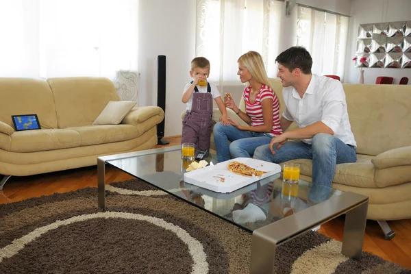 Familia comer pizza — Foto de Stock