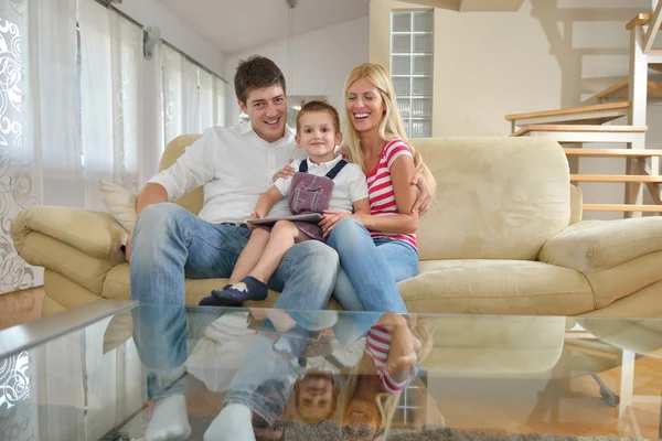 Familia en casa usando tableta —  Fotos de Stock