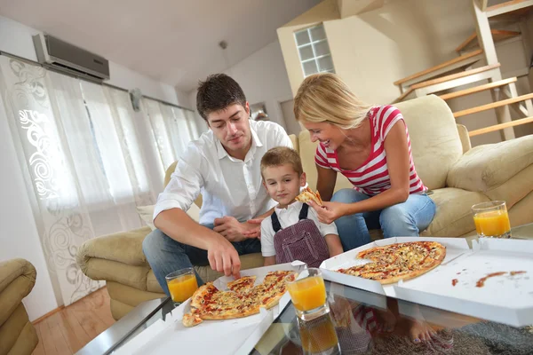 Aile pizza yiyor. — Stok fotoğraf