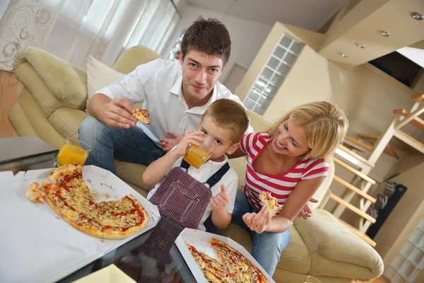 Familia comer pizza — Foto de Stock