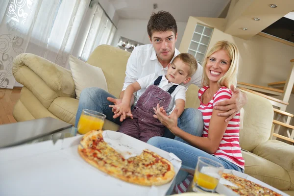 Familie isst Pizza — Stockfoto