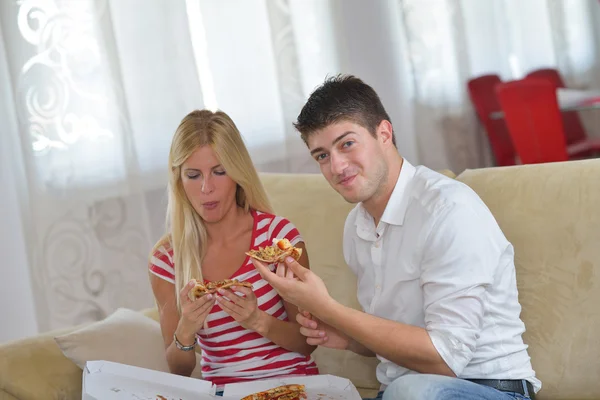 Paar thuis eten van pizza — Stockfoto