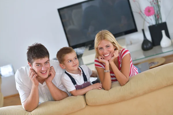 Familie thuis — Stockfoto