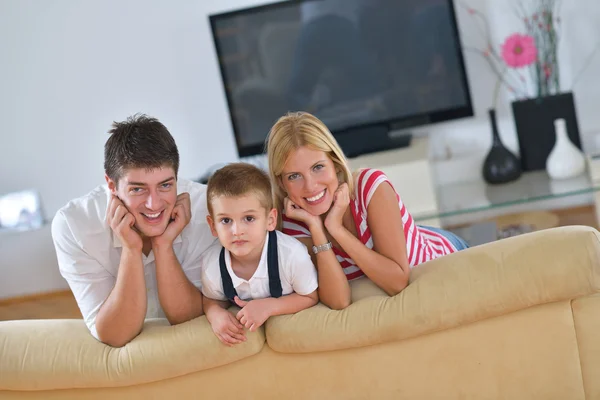 Famiglia a casa — Foto Stock