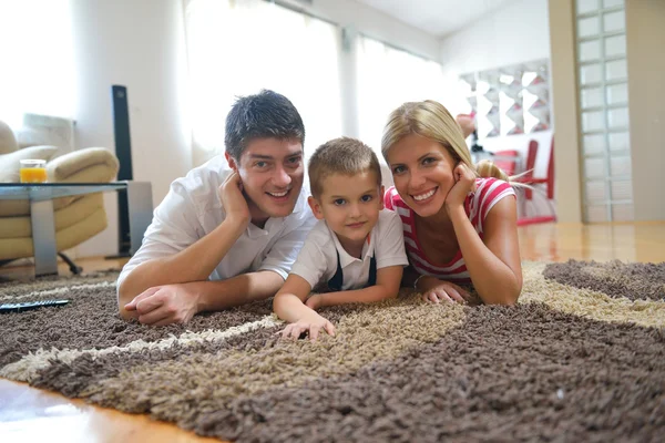 Famiglia a casa — Foto Stock