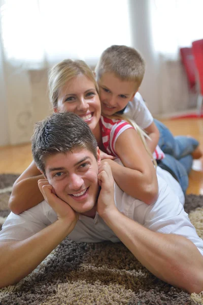 Familia en casa —  Fotos de Stock