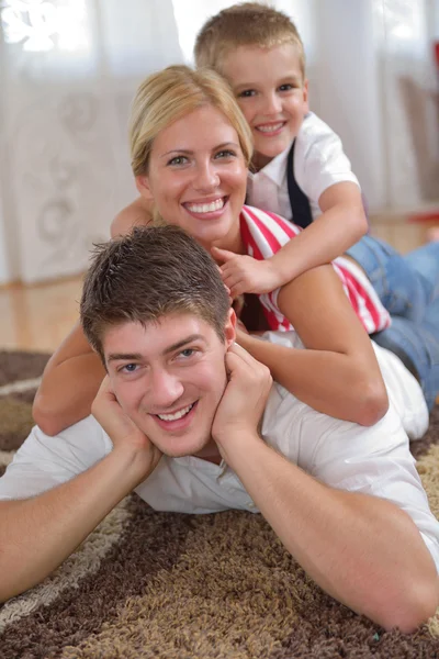 Familie thuis — Stockfoto