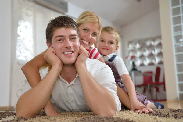 Famiglia a casa — Foto Stock