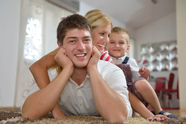 Familie thuis — Stockfoto