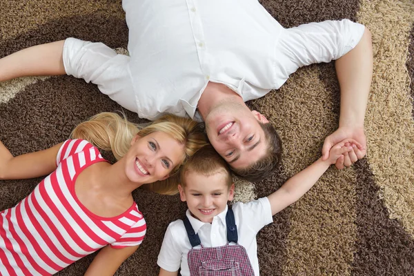 Familia en casa —  Fotos de Stock