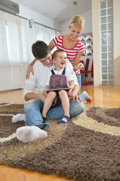 Familie thuis met behulp van tablet pc — Stockfoto