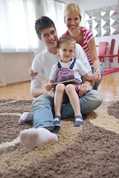 Famille à la maison en utilisant une tablette — Photo