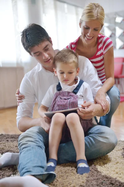 Familie thuis met behulp van tablet pc — Stockfoto