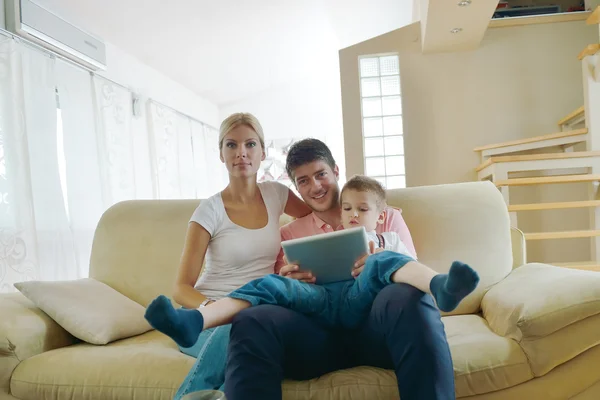 Familia en casa usando tableta — Foto de Stock