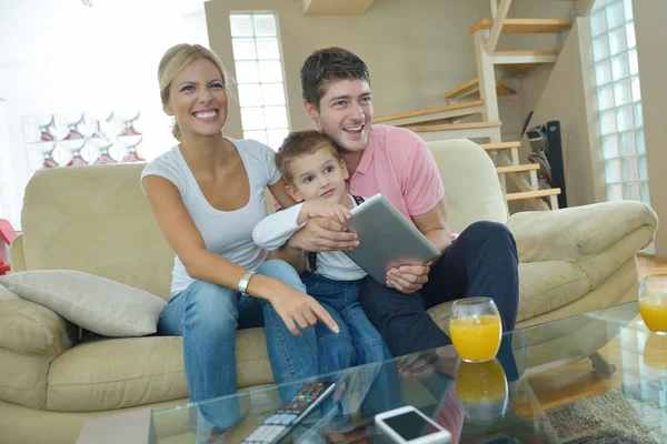 Rodina doma pomocí tabletového počítače — Stock fotografie