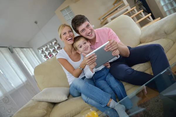 Famille à la maison en utilisant une tablette — Photo
