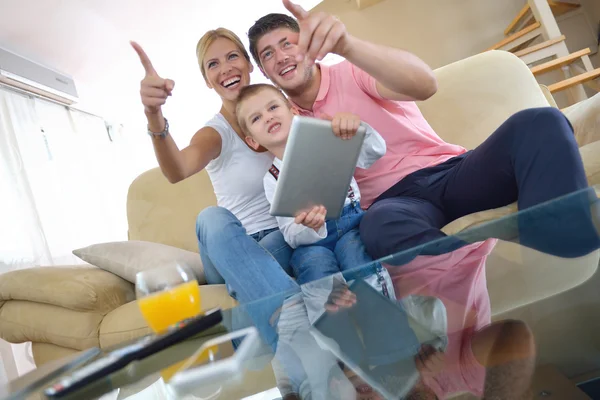 Familia en casa usando tableta — Foto de Stock