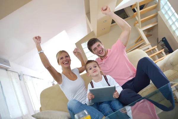 Famille à la maison en utilisant une tablette — Photo