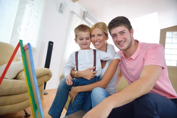 Familie puttend uit schoolbestuur thuis — Stockfoto