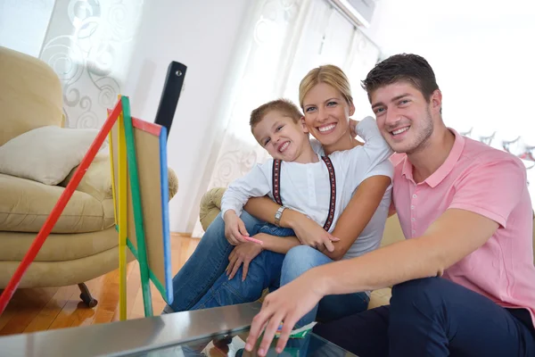 Familjen ritning på skolans styrelse hemma — Stockfoto