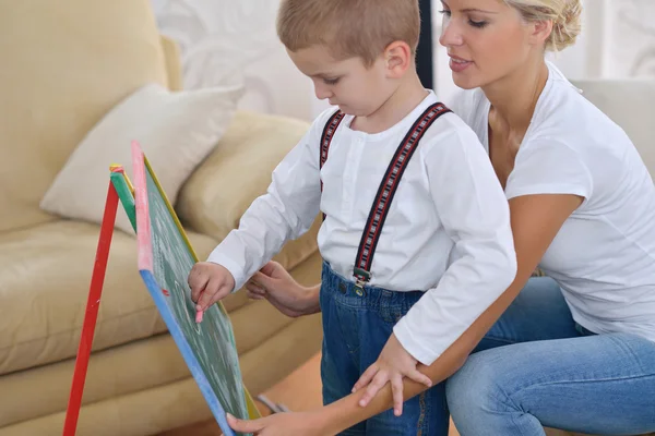 Familjen ritning på skolans styrelse hemma — Stockfoto