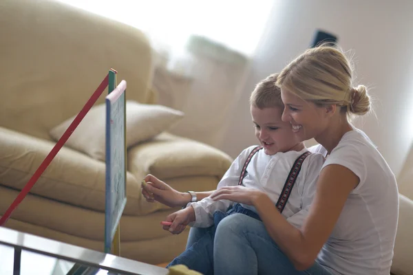 Madre che disegna su consiglio scolastico a casa — Foto Stock