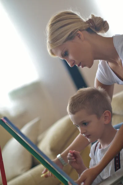 Madre che disegna su consiglio scolastico a casa — Foto Stock