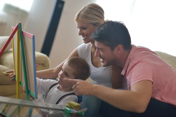 Familie zeichnet zu Hause auf Schultafel — Stockfoto