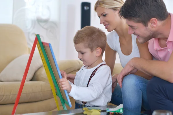 Familjen ritning på skolans styrelse hemma — Stockfoto