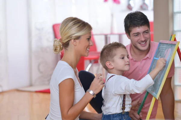 Família desenho no conselho escolar em casa — Fotografia de Stock