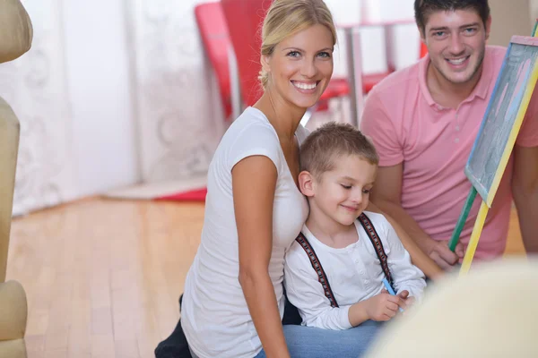 Famiglia disegno a bordo della scuola a casa — Foto Stock