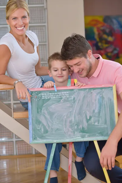 Aile evde okul yönetimi üzerinde çizim — Stok fotoğraf