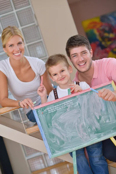 Familie zeichnet zu Hause auf Schultafel — Stockfoto