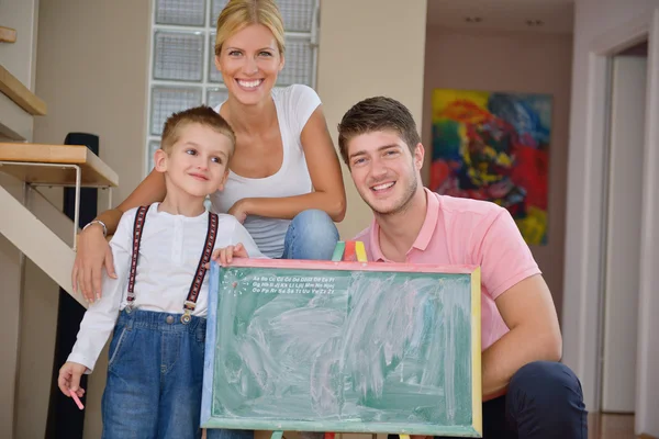 Dibujo familiar en el tablero escolar en casa — Foto de Stock