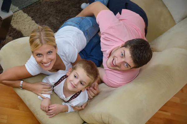 Familie thuis — Stockfoto