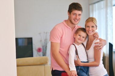 mutlu genç aile çocuğunun