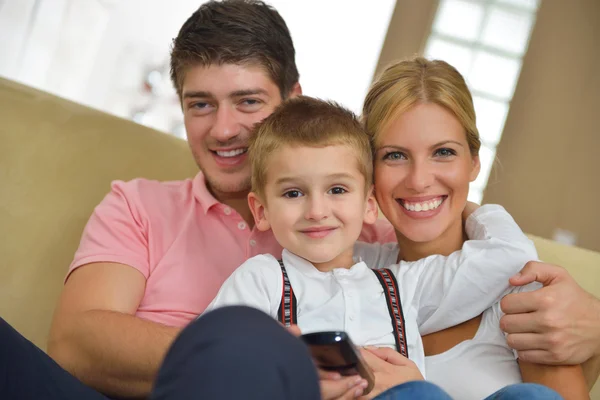 Glad ung familj med barn — Stockfoto
