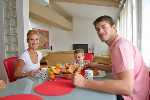 家族が自宅で健康的な朝食をあります。 — ストック写真