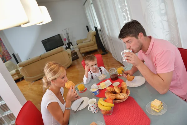 Familie frühstückt zu Hause gesund — Stockfoto