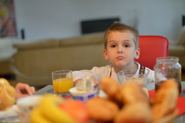 Chico tiene desayuno saludable en casa — Foto de Stock