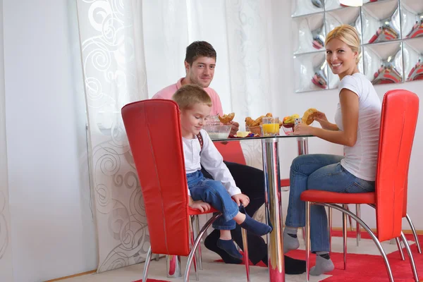La familia tiene un desayuno saludable en casa —  Fotos de Stock