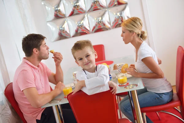 La familia tiene un desayuno saludable en casa — Foto de Stock